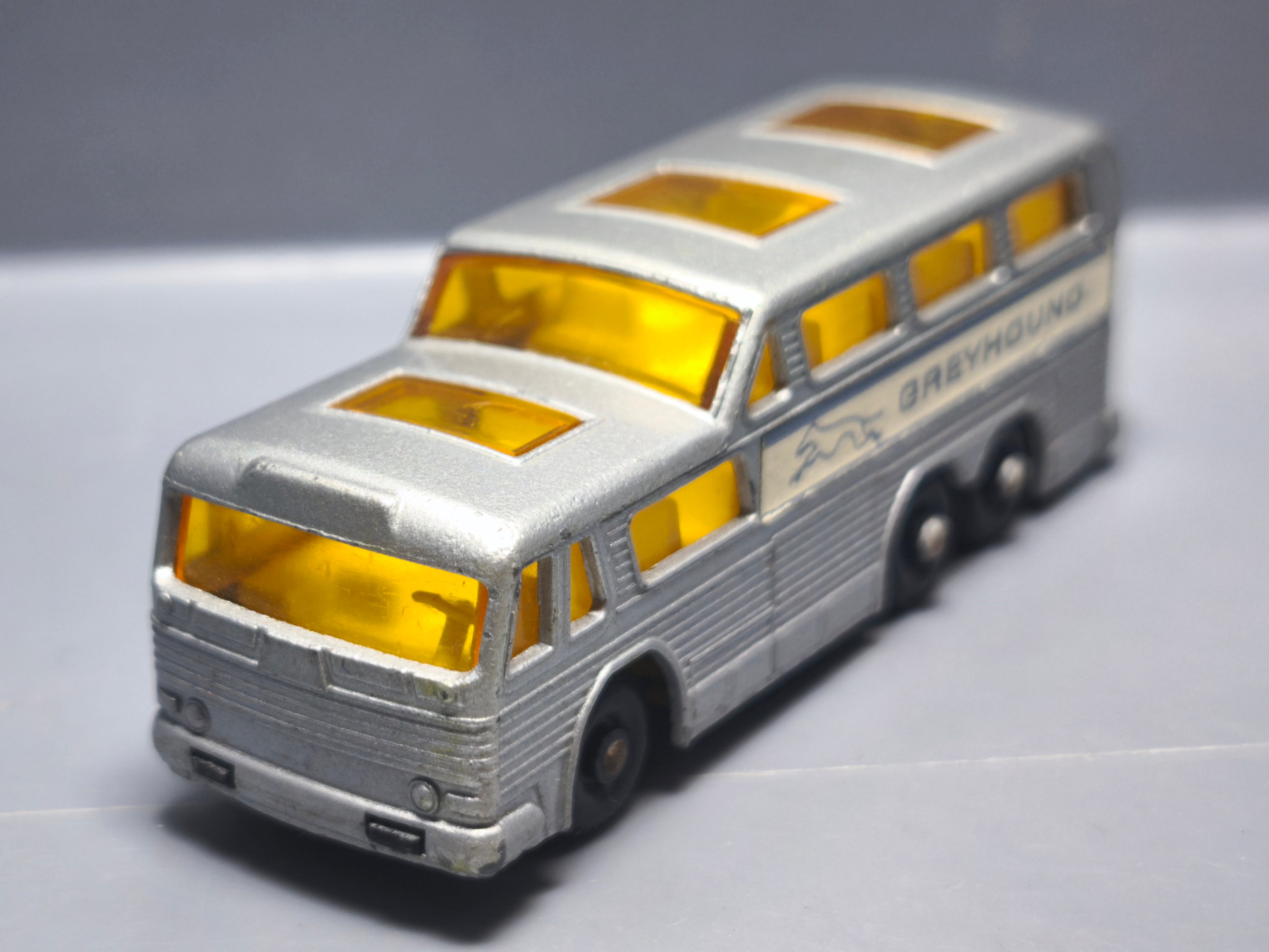 Matchbox Greyhound coach version roues noires base noire (A13)