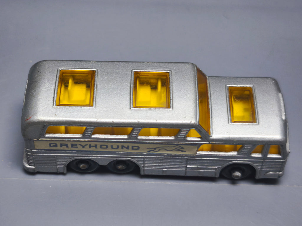 Matchbox Greyhound coach version roues noires base noire (A13)