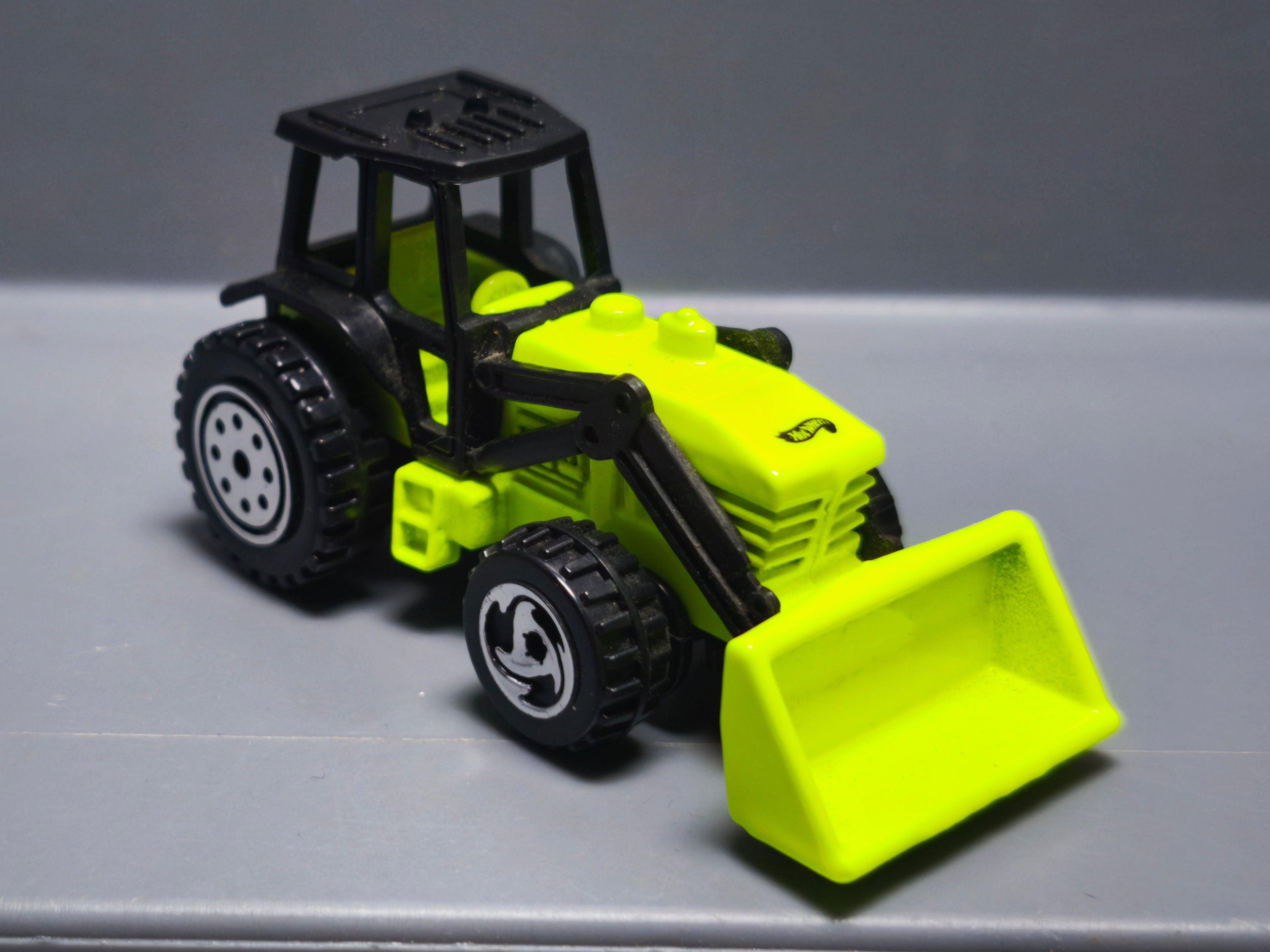 Hot Wheels Tractor 2000-103  (a14)