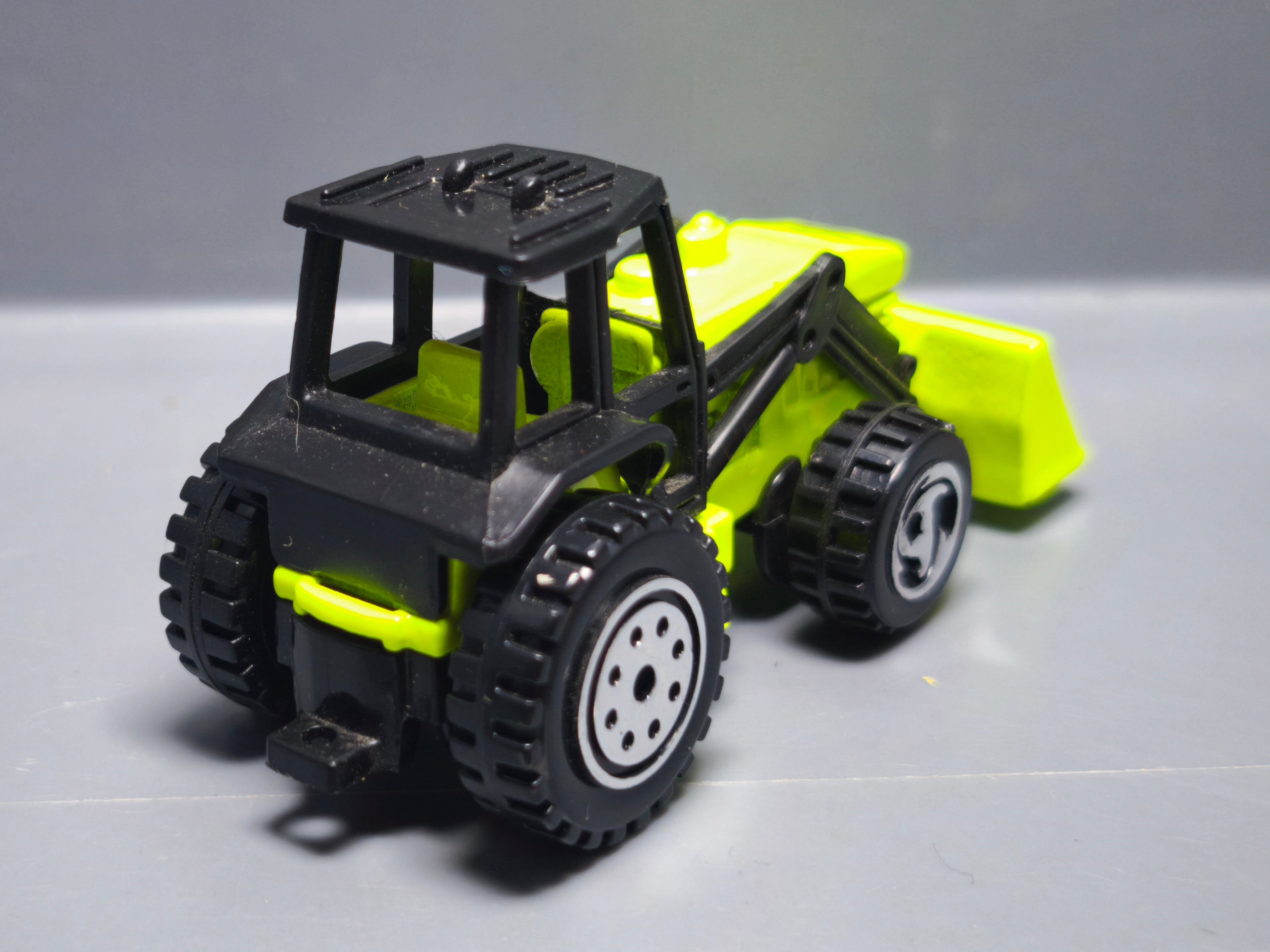 Hot Wheels Tractor 2000-103  (a14)