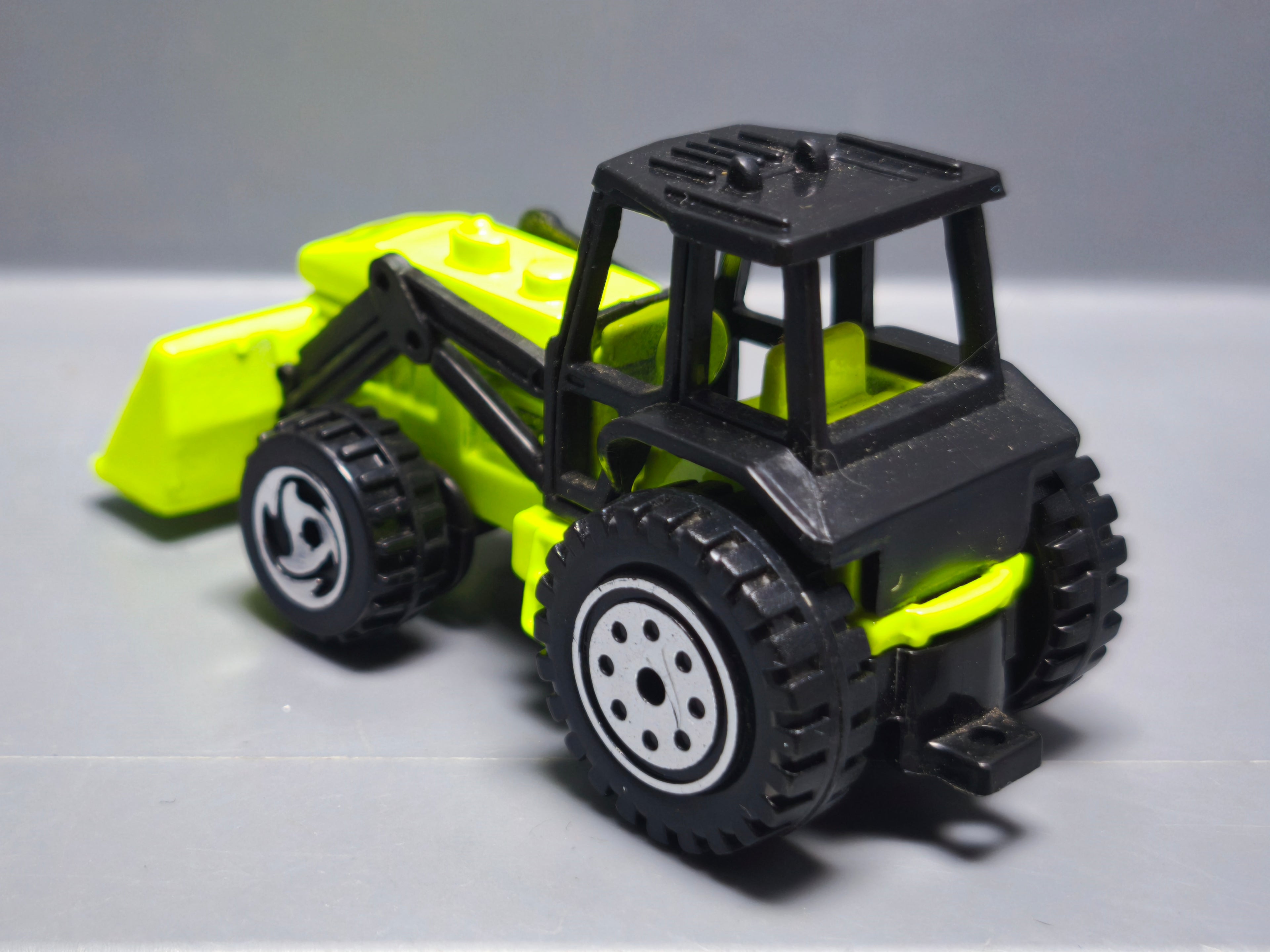 Hot Wheels Tractor 2000-103  (a14)