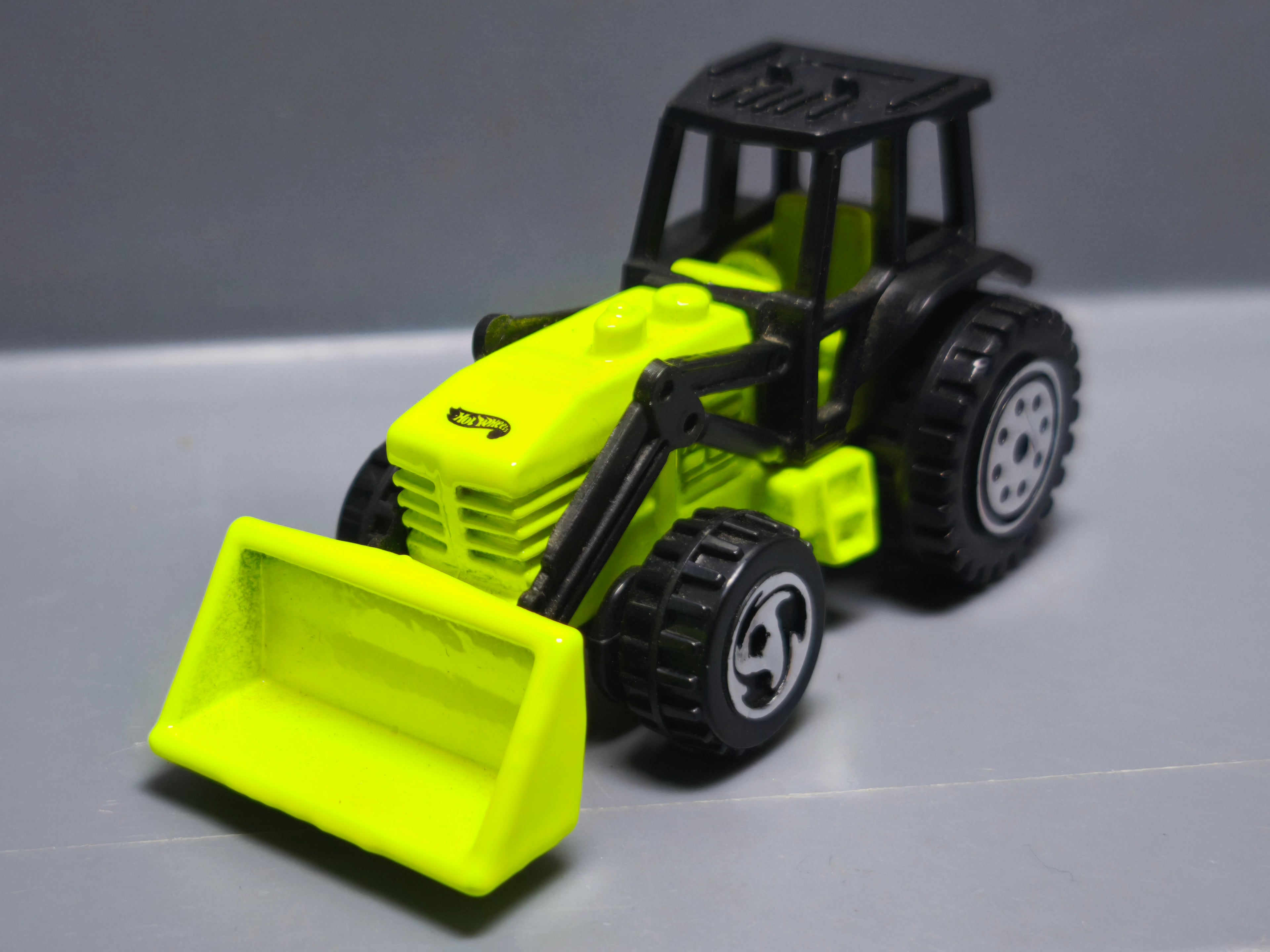 Hot Wheels Tractor 2000-103  (a14)