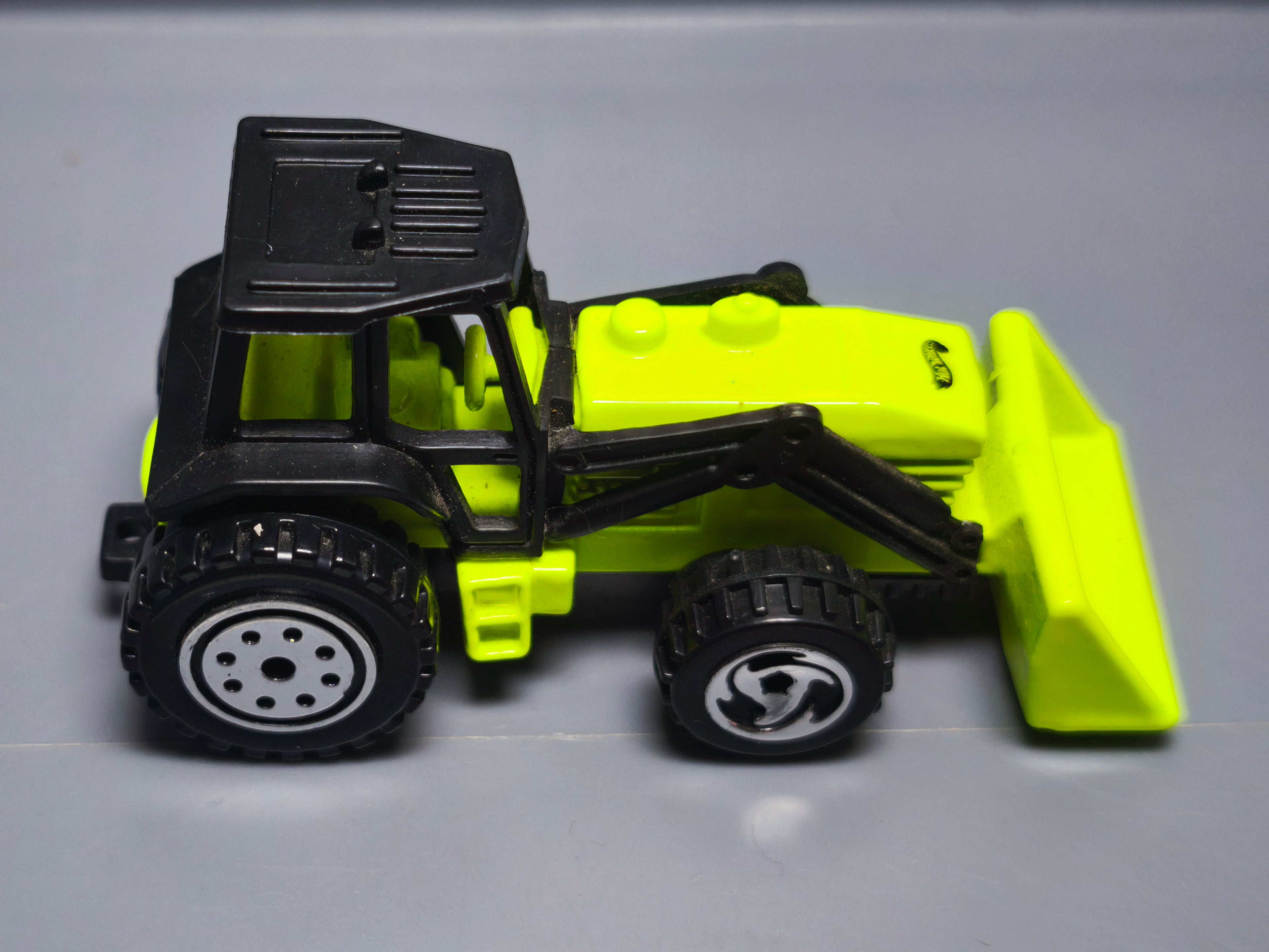 Hot Wheels Tractor 2000-103  (a14)