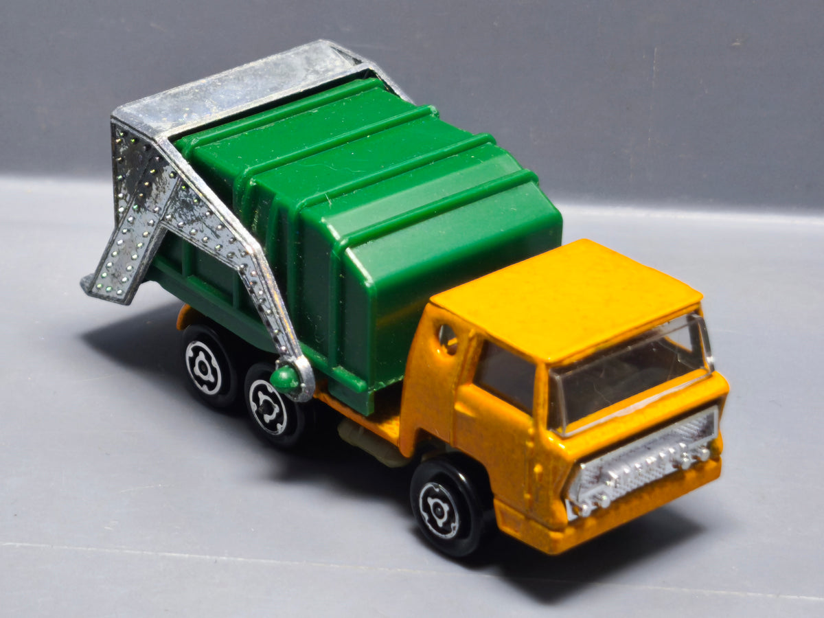 Majorette Bernard refuse truck   (A34)