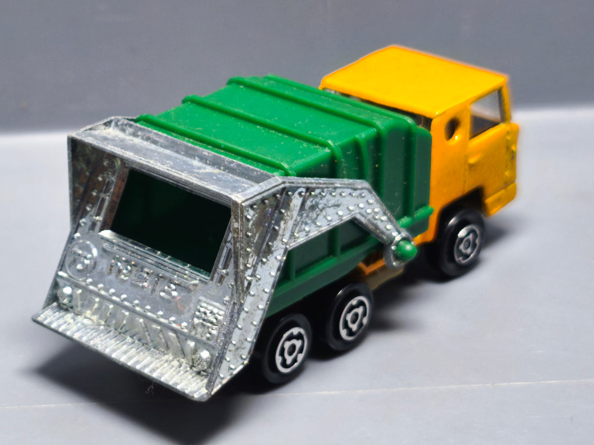 Majorette Bernard refuse truck   (A34)