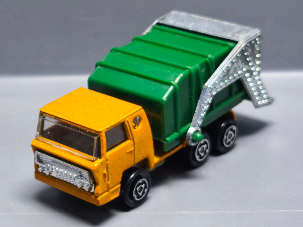 Majorette Bernard refuse truck   (A34)