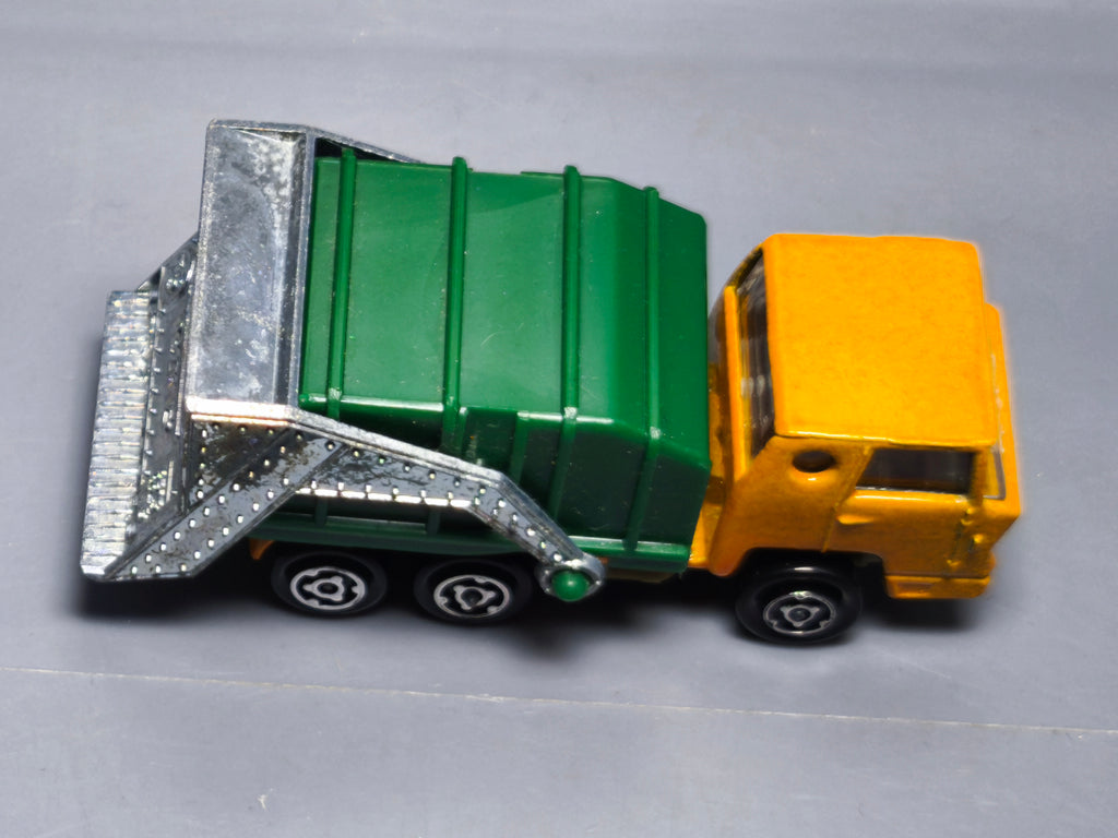 Majorette Bernard refuse truck   (A34)