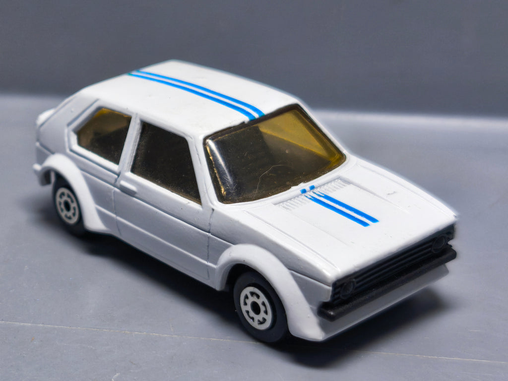Mc Toy Volkswagen Golf 1 blanche bandes bleues   (A09)