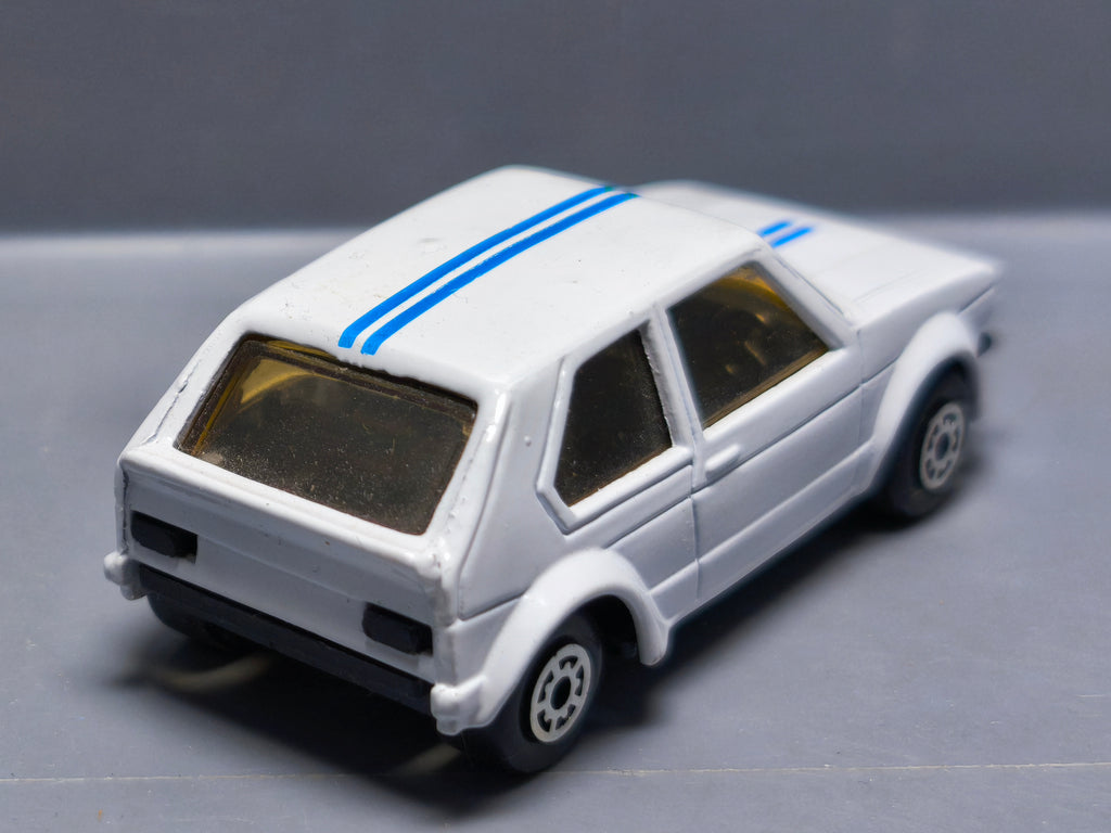 Mc Toy Volkswagen Golf 1 blanche bandes bleues   (A09)
