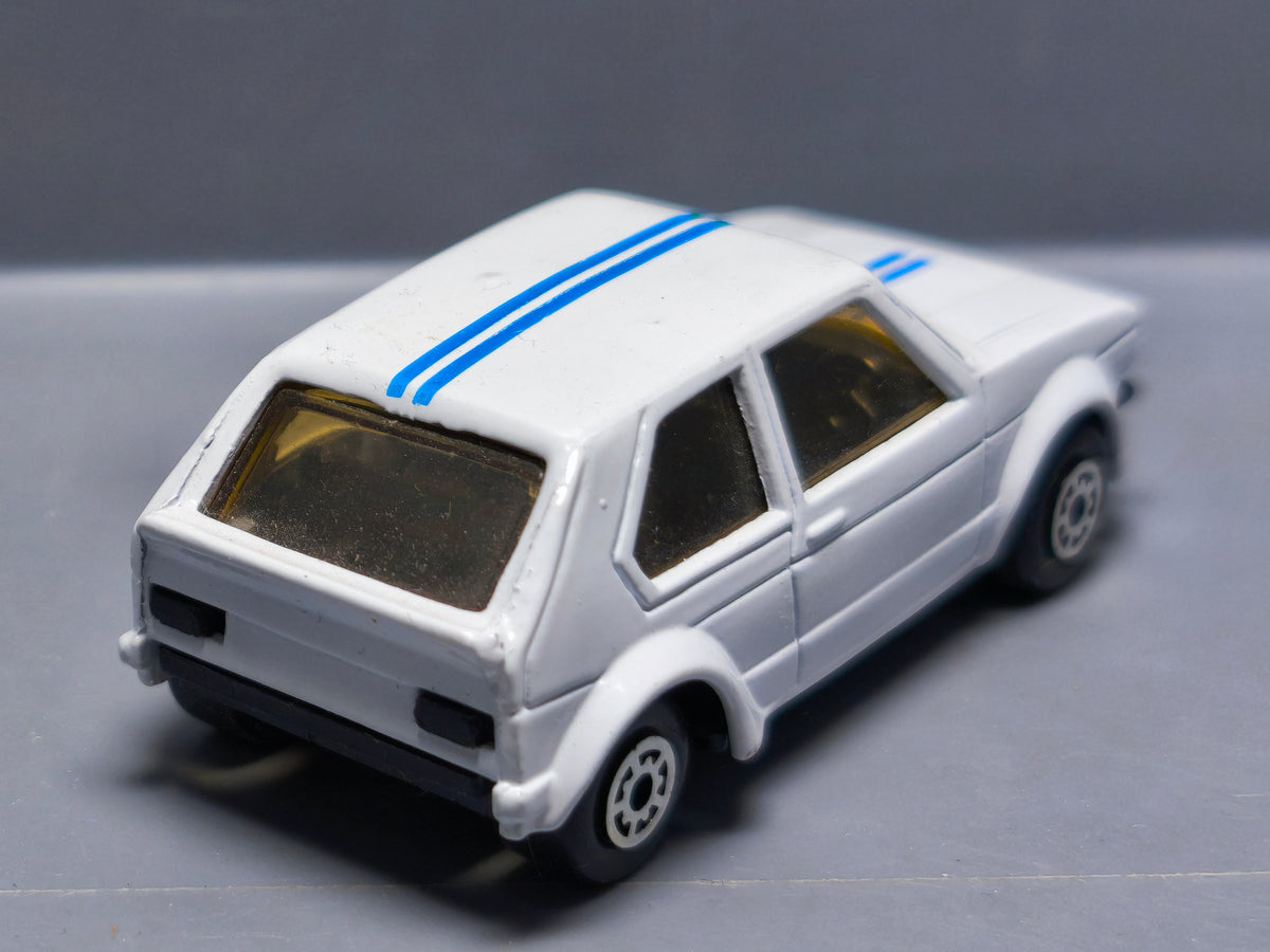 Mc Toy Volkswagen Golf 1 blanche bandes bleues   (A09)