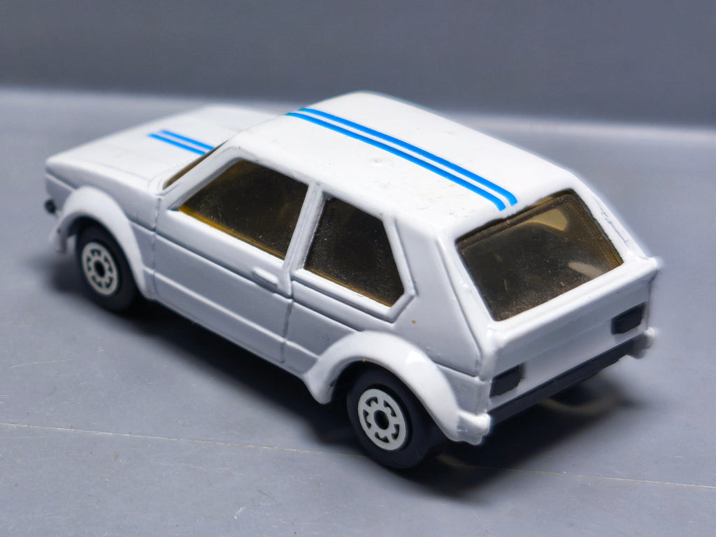 Mc Toy Volkswagen Golf 1 blanche bandes bleues   (A09)