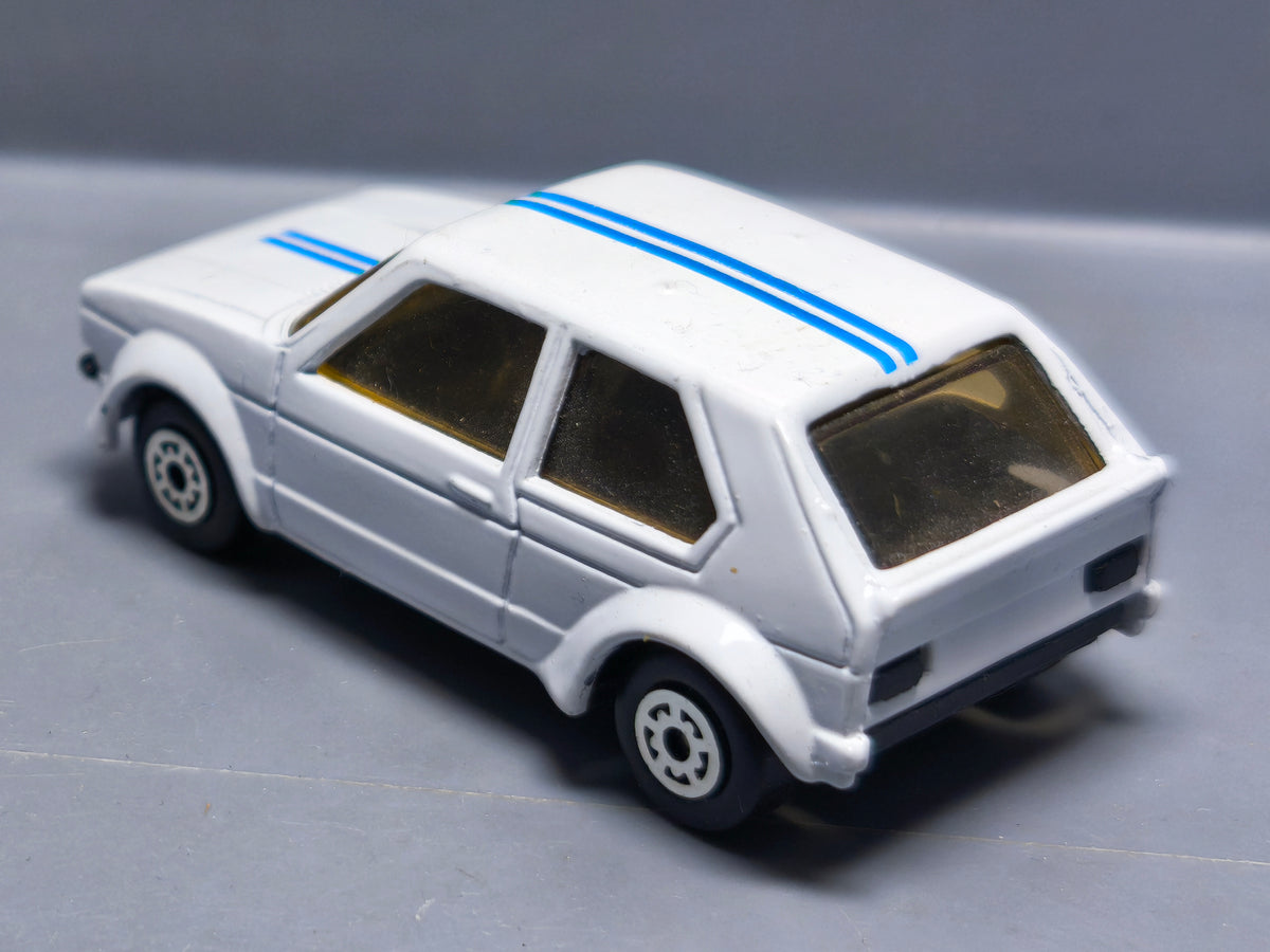 Mc Toy Volkswagen Golf 1 blanche bandes bleues   (A09)