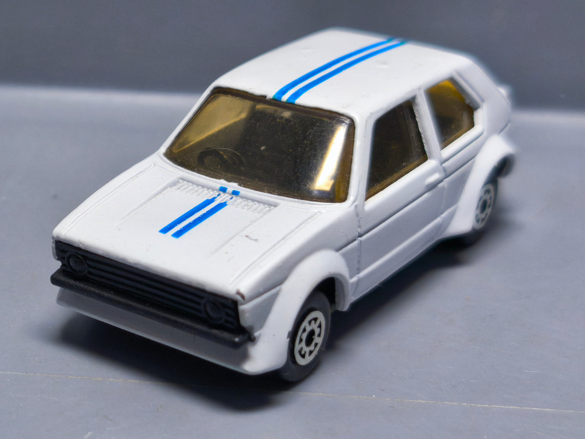 Mc Toy Volkswagen Golf 1 blanche bandes bleues   (A09)