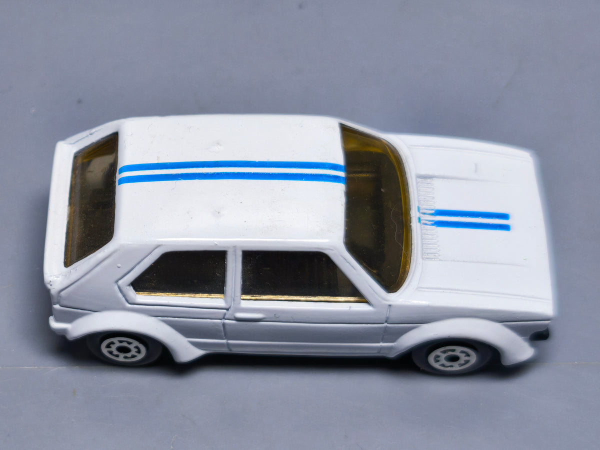 Mc Toy Volkswagen Golf 1 blanche bandes bleues   (A09)