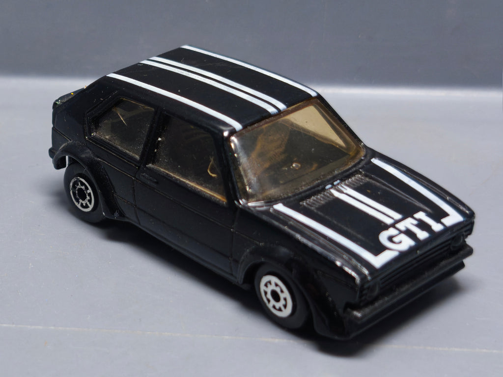 Mc Toy Volkswagen Golf 1 noire GTI défaut axe avant  (A09)