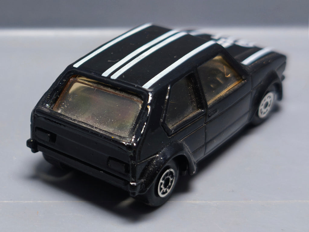 Mc Toy Volkswagen Golf 1 noire GTI défaut axe avant  (A09)