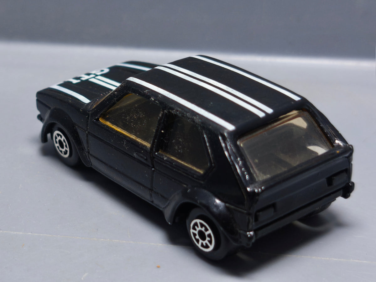 Mc Toy Volkswagen Golf 1 noire GTI défaut axe avant  (A09)