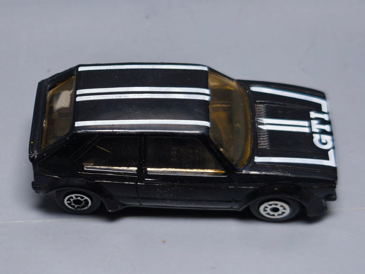 Mc Toy Volkswagen Golf 1 noire GTI défaut axe avant  (A09)