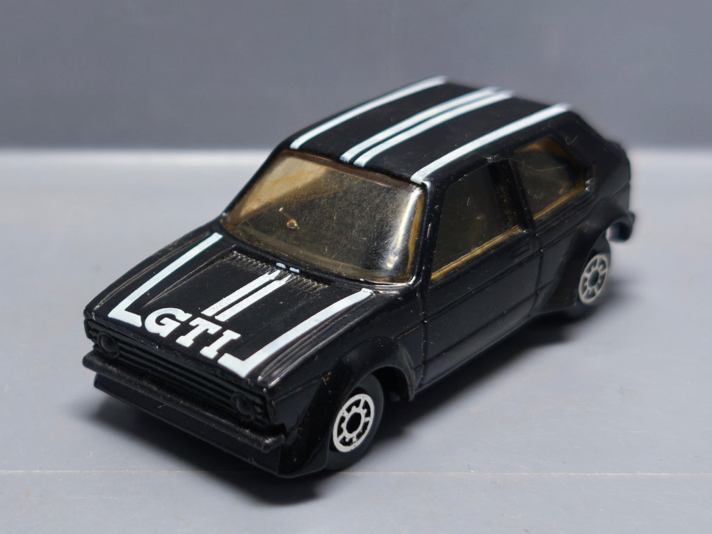 Mc Toy Volkswagen Golf 1 noire GTI défaut axe avant  (A09)