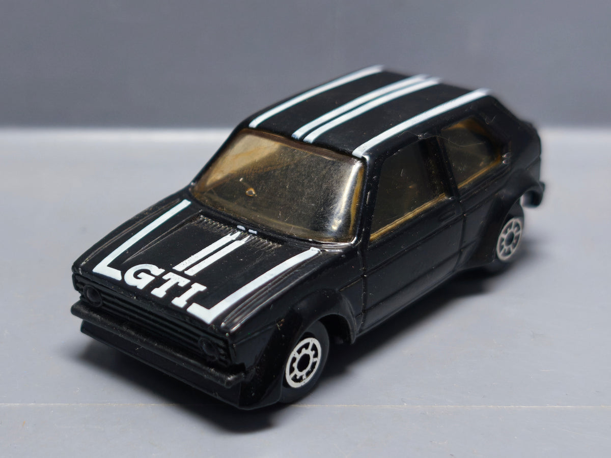 Mc Toy Volkswagen Golf 1 noire GTI défaut axe avant  (A09)