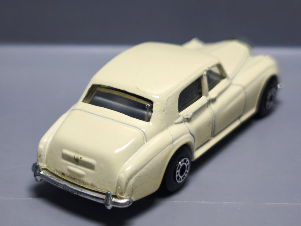 Matchbox 1982 mainline  Rolls royce silver cloud II version crème   (A06)