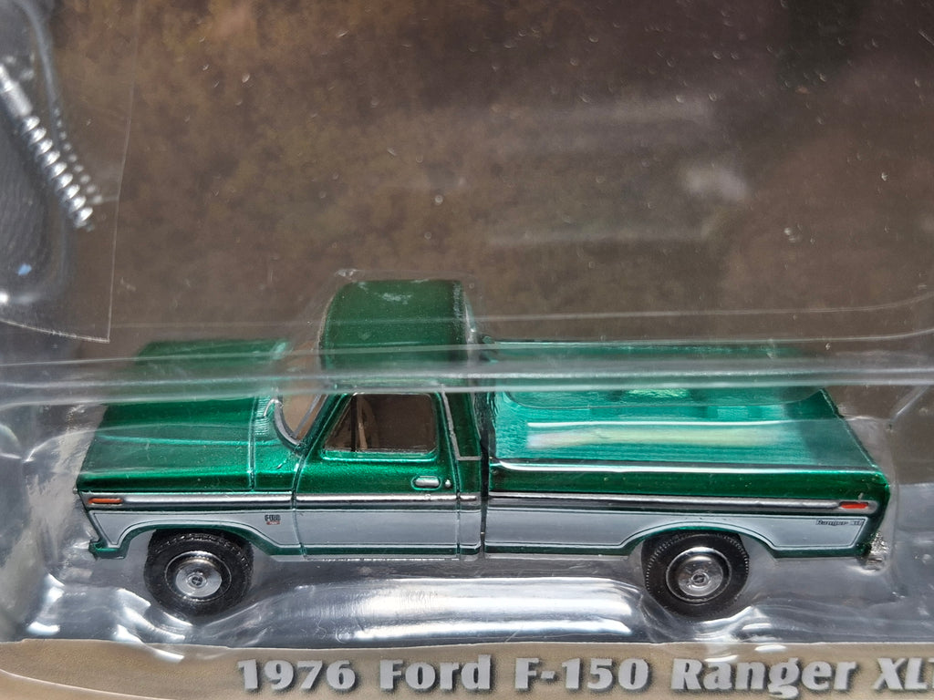 Greenlight Hitch & Tow 1976 Ford F-150 Ranger XLT Trailer Special Chase (CT01)