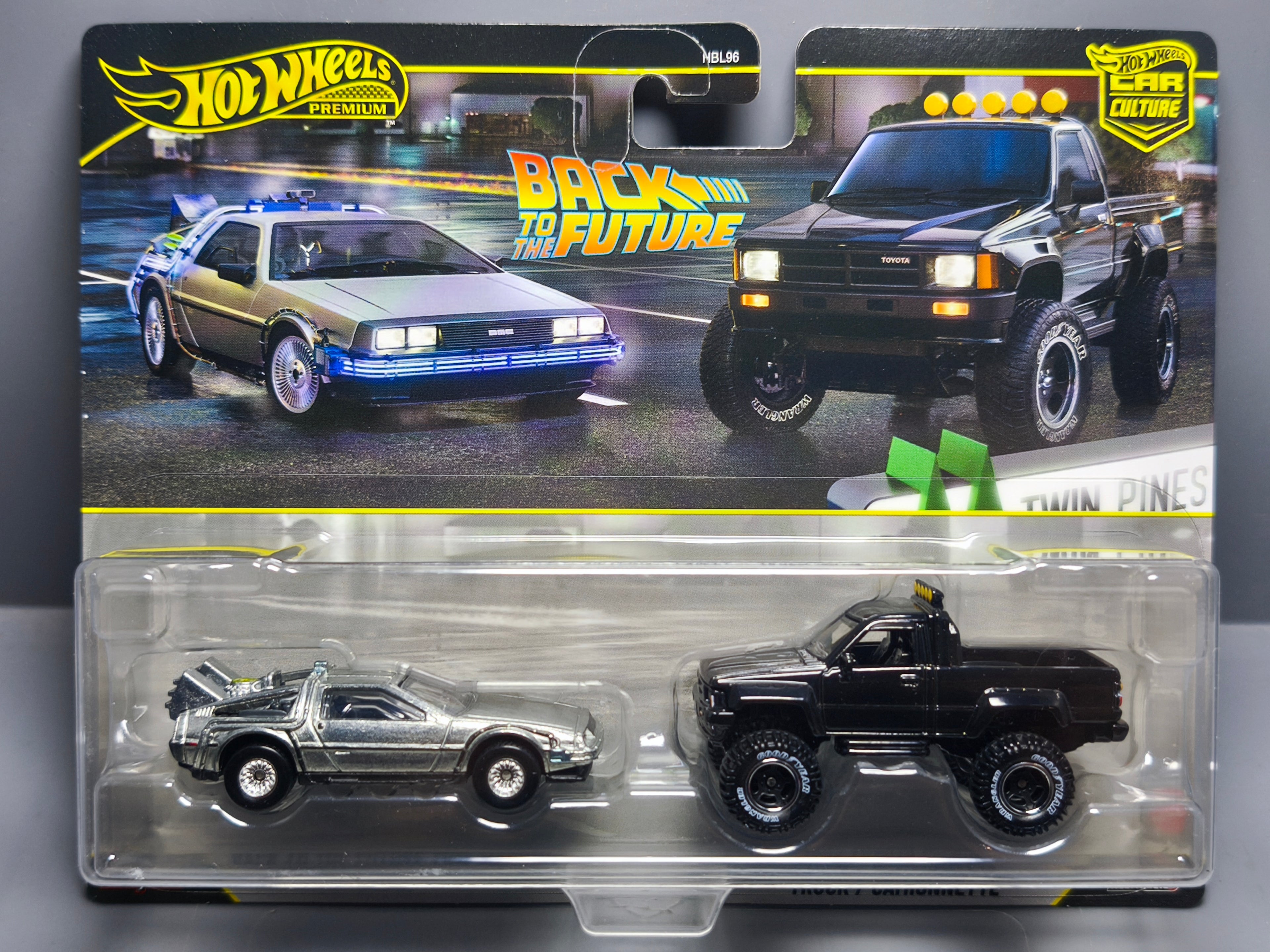 Hot Wheels Premium 2-pack BTTF time machine 1987 Toyota Pickup (Cart)