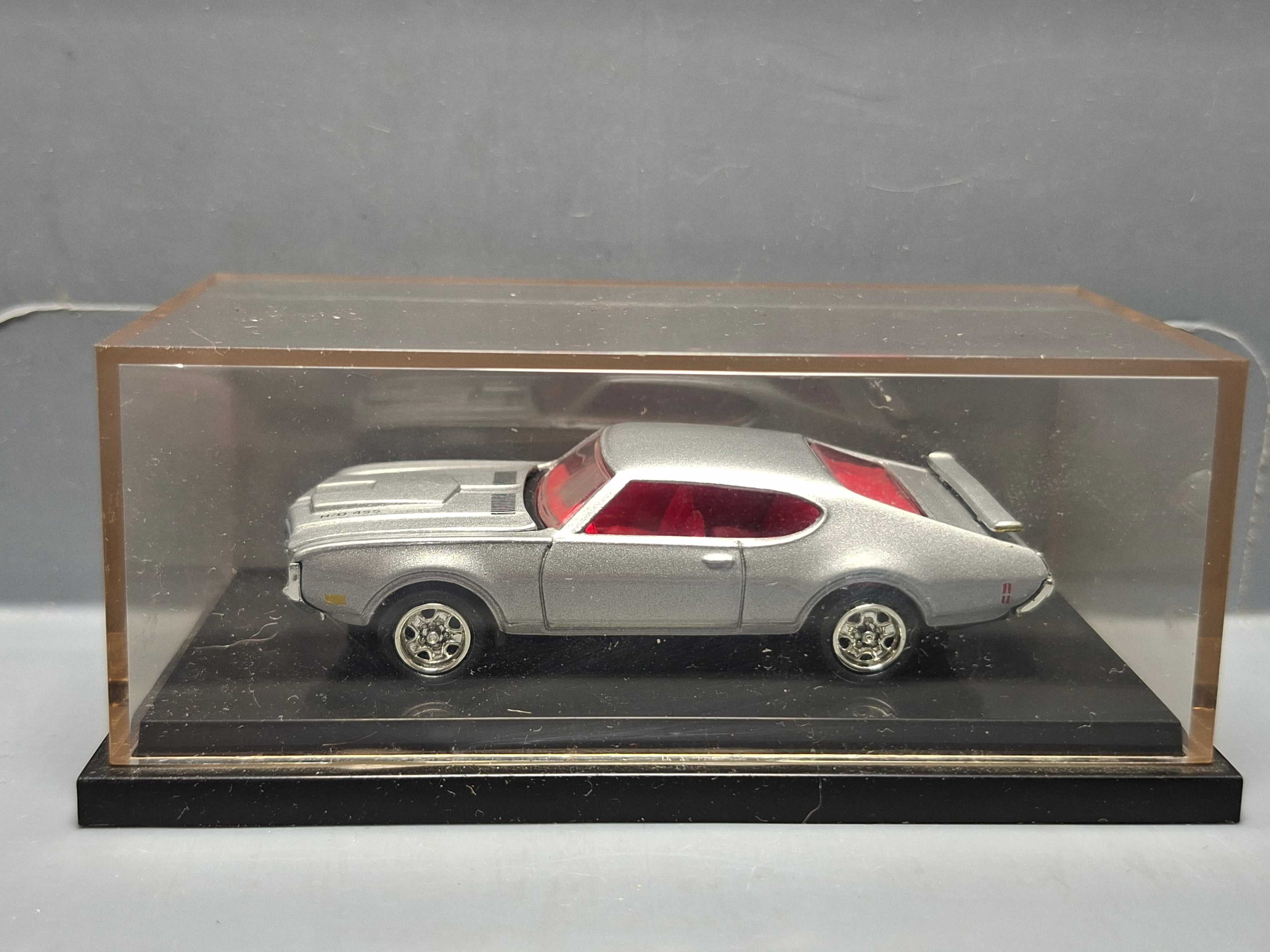 Hot Wheels 2000 cool collectible  1969 oldsmobile 442  (NP17)