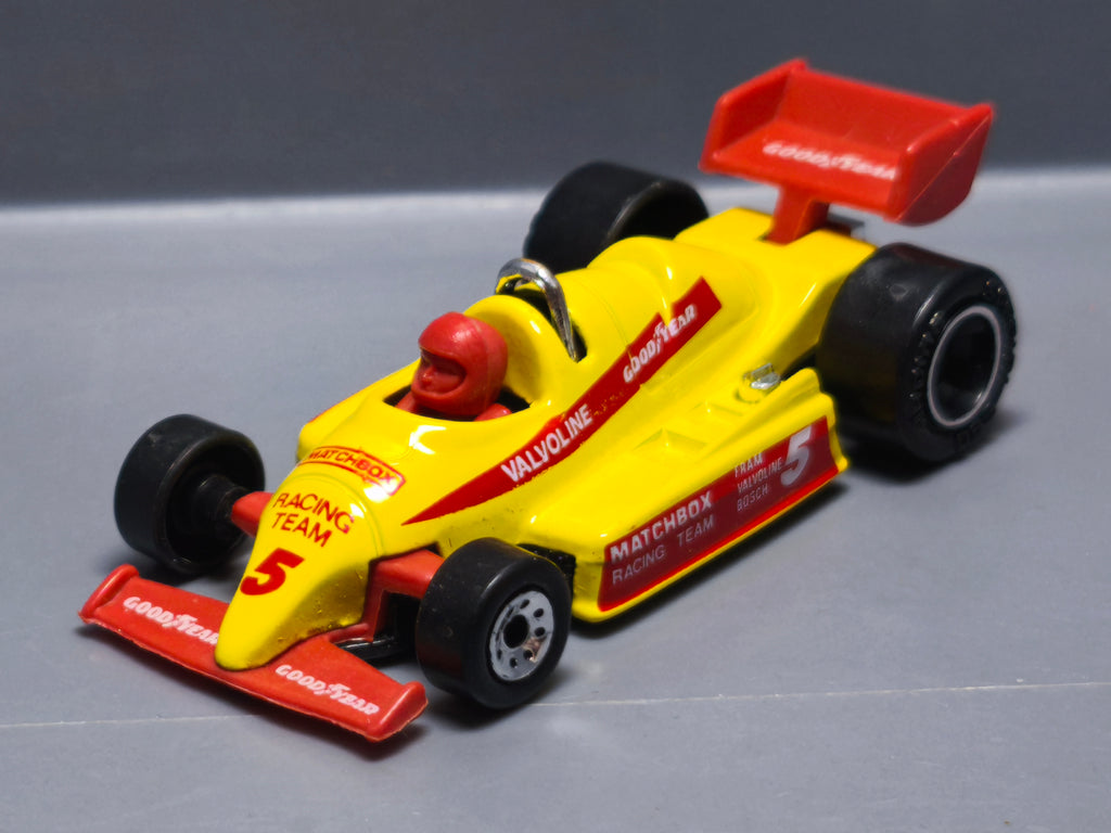 Matchbox 1987 mainline  F1 Racer  version moteur chrome (A31)