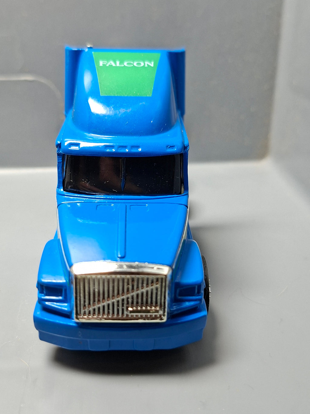 ERTL White GMC aero integral Falcon (NP25)