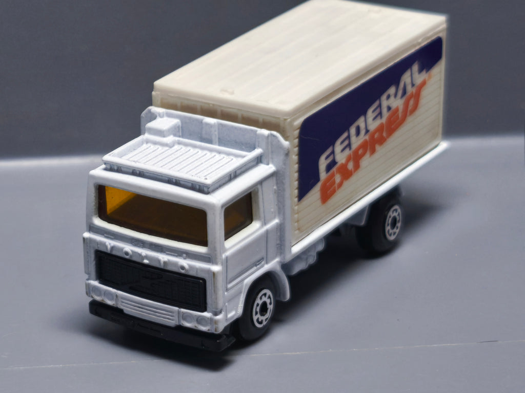 Matchbox 1987 mainline  Volvo container truck federal express     (A31)