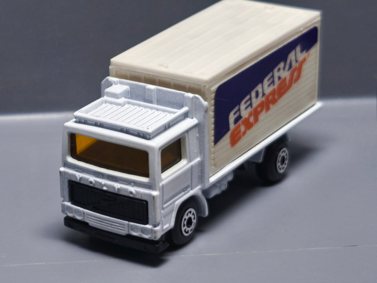 Matchbox 1987 mainline  Volvo container truck federal express     (A31)