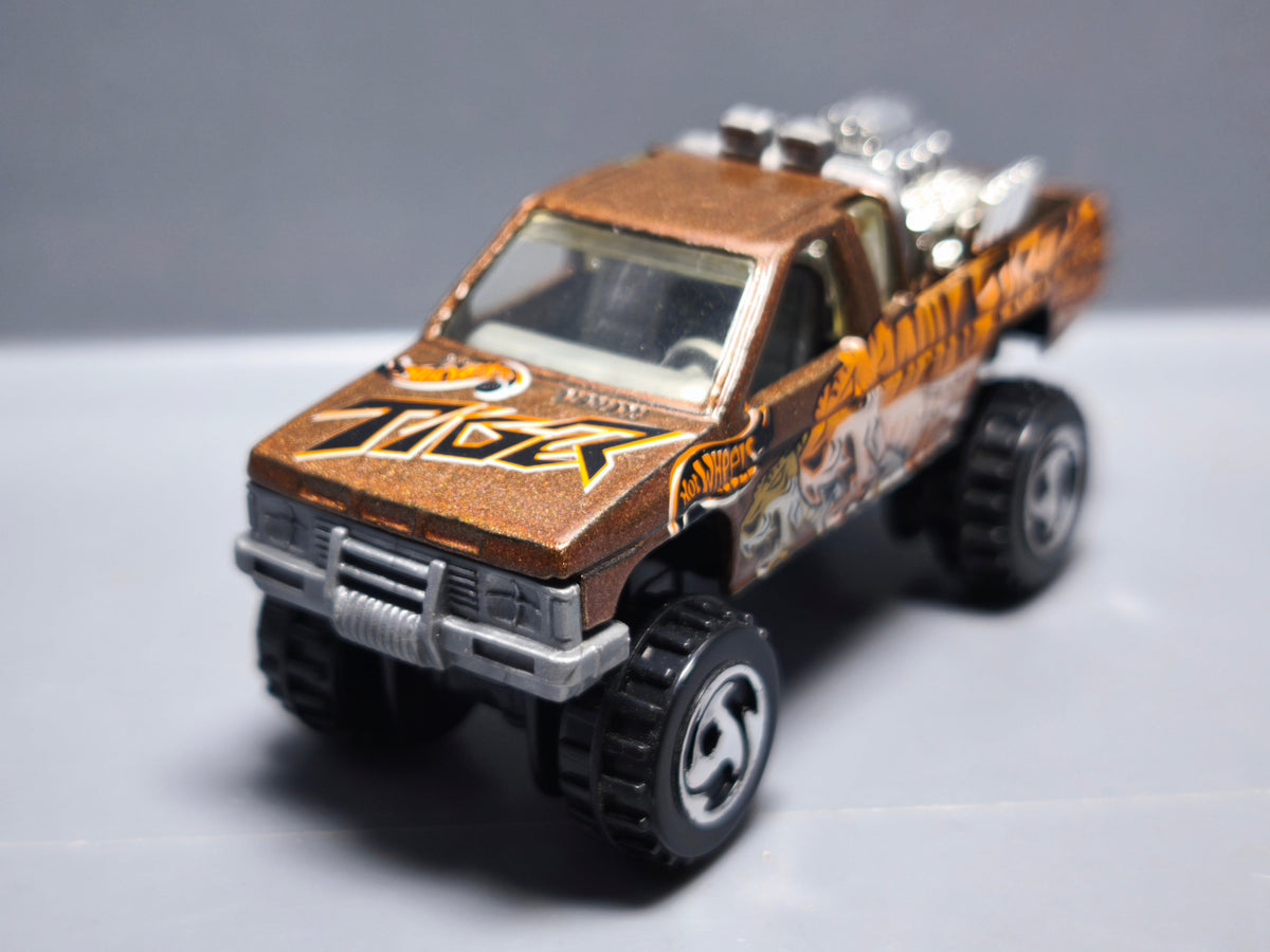 Hot Wheels Nissan hardbody 2000-021  (A16)