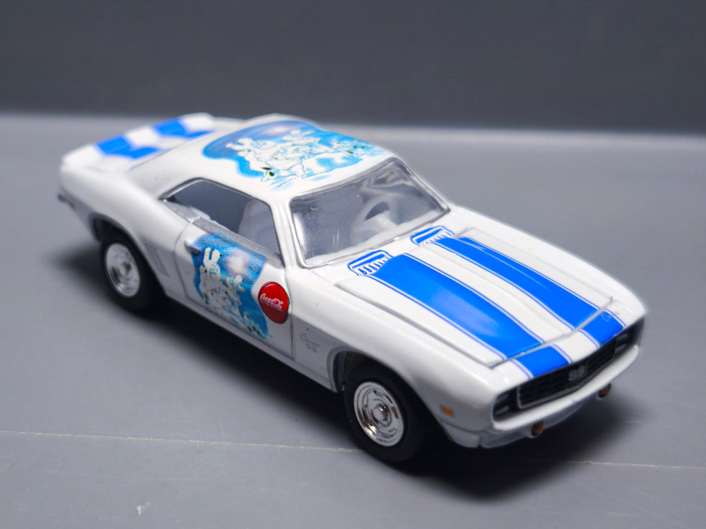 Johnny Lightning 2004 Coca-Cola holiday ornament  1969 Chevy camaro  (A33)