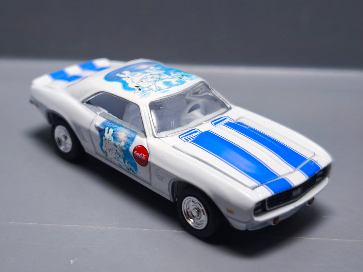Johnny Lightning 2004 Coca-Cola holiday ornament  1969 Chevy camaro  (A33)