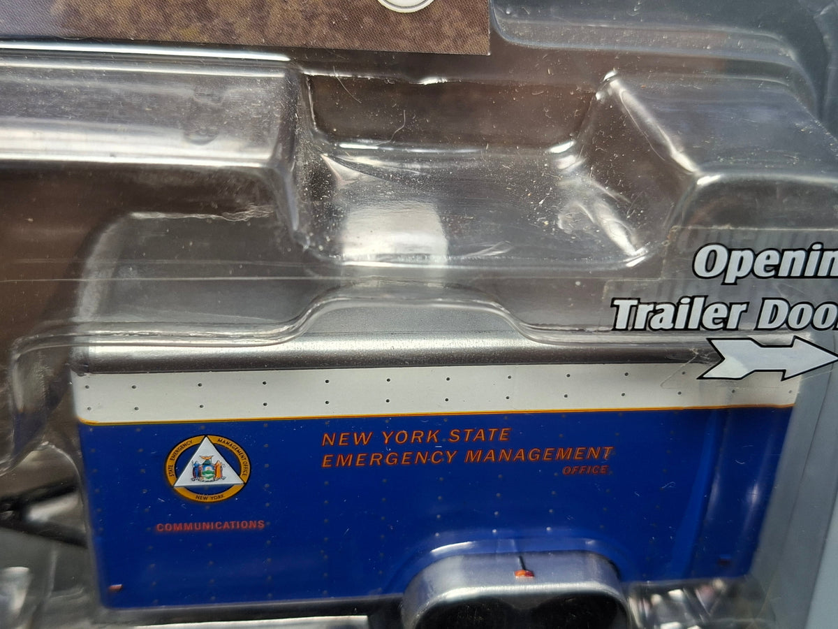 Greenlight Hitch & Tow 1987 Chevrolet M1008 & Semo Communications Trailer (CT04)