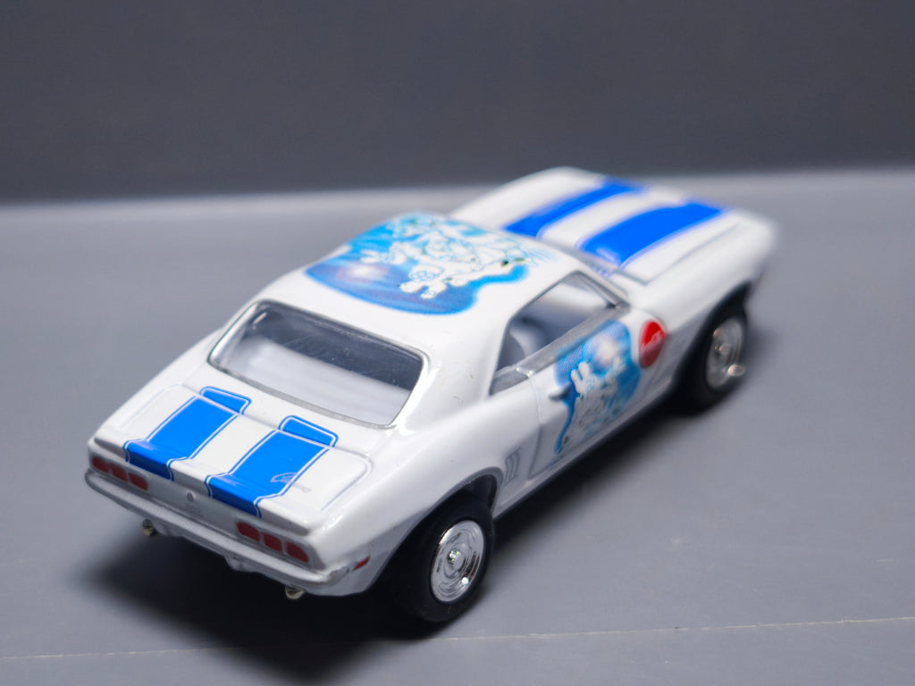Johnny Lightning 2004 Coca-Cola holiday ornament  1969 Chevy camaro  (A33)